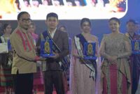 Bupati Kutai Barat, Frederick Edwin didampingi Istri, Maria Christina Mozes Edwin Saat Menyerahkan Penghargaan kepada Duta Wisata dan Duta Pariwisata Sendawar 2026.