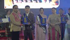 Bupati Kutai Barat, Frederick Edwin didampingi Istri, Maria Christina Mozes Edwin Saat Menyerahkan Penghargaan kepada Duta Wisata dan Duta Pariwisata Sendawar 2026.