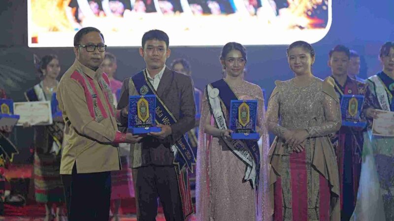 Bupati Kutai Barat, Frederick Edwin didampingi Istri, Maria Christina Mozes Edwin Saat Menyerahkan Penghargaan kepada Duta Wisata dan Duta Pariwisata Sendawar 2026.
