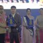 Bupati Kutai Barat, Frederick Edwin didampingi Istri, Maria Christina Mozes Edwin Saat Menyerahkan Penghargaan kepada Duta Wisata dan Duta Pariwisata Sendawar 2026.