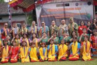 Foto Bersama Wakil Bupati Kutai Barat, H.Nanang Adriani dengan Para Panitia Festival Luuq Melapeh 2026 yang Berlangsung Sukses.
