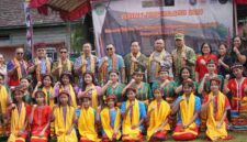 Foto Bersama Wakil Bupati Kutai Barat, H.Nanang Adriani dengan Para Panitia Festival Luuq Melapeh 2026 yang Berlangsung Sukses.