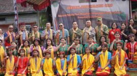 Foto Bersama Wakil Bupati Kutai Barat, H.Nanang Adriani dengan Para Panitia Festival Luuq Melapeh 2026 yang Berlangsung Sukses.