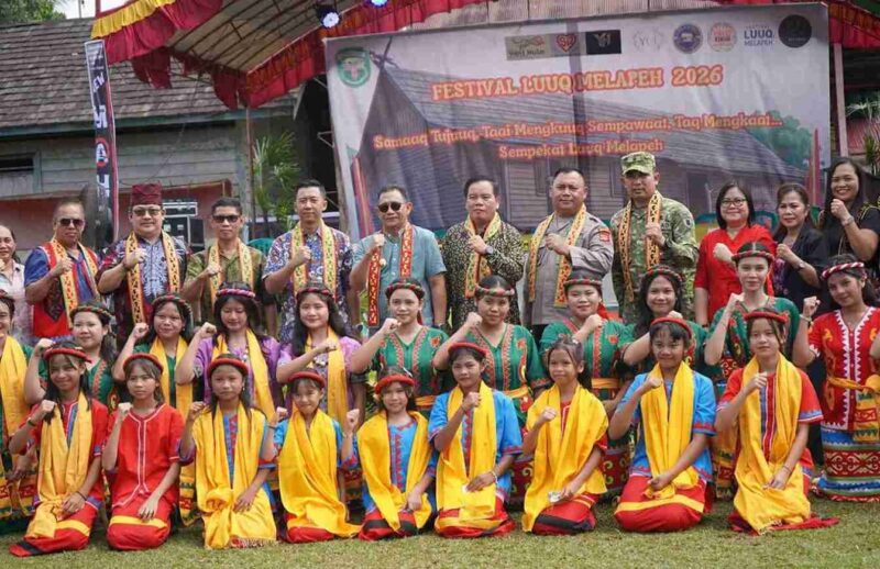 Foto Bersama Wakil Bupati Kutai Barat, H.Nanang Adriani dengan Para Panitia Festival Luuq Melapeh 2026 yang Berlangsung Sukses.