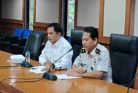Kepala Kantor Imigrasi Kelas 1 TPI Samarinda diwakili Kepala Seksi Teknologi Informasi dan Komunikasi Keimigrasian, Jeacky Gerung didampingi Asisten 3 Setkab Kubar Mobilala  Saat Sosialisasi Keimigrasian dan Layanan Paspor.