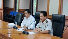 Kepala Kantor Imigrasi Kelas 1 TPI Samarinda diwakili Kepala Seksi Teknologi Informasi dan Komunikasi Keimigrasian, Jeacky Gerung didampingi Asisten 3 Setkab Kubar Mobilala  Saat Sosialisasi Keimigrasian dan Layanan Paspor.
