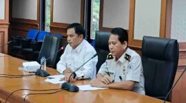 Kepala Kantor Imigrasi Kelas 1 TPI Samarinda diwakili Kepala Seksi Teknologi Informasi dan Komunikasi Keimigrasian, Jeacky Gerung didampingi Asisten 3 Setkab Kubar Mobilala  Saat Sosialisasi Keimigrasian dan Layanan Paspor.