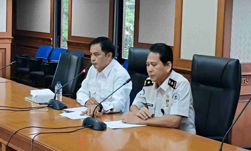 Kepala Kantor Imigrasi Kelas 1 TPI Samarinda diwakili Kepala Seksi Teknologi Informasi dan Komunikasi Keimigrasian, Jeacky Gerung didampingi Asisten 3 Setkab Kubar Mobilala  Saat Sosialisasi Keimigrasian dan Layanan Paspor.