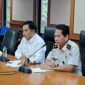 Kepala Kantor Imigrasi Kelas 1 TPI Samarinda diwakili Kepala Seksi Teknologi Informasi dan Komunikasi Keimigrasian, Jeacky Gerung didampingi Asisten 3 Setkab Kubar Mobilala  Saat Sosialisasi Keimigrasian dan Layanan Paspor.