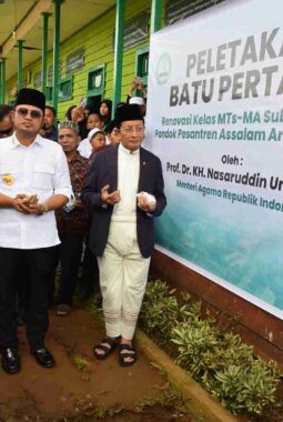 Menag RI Letakkan Batu Pertama Gedung Madrasah Pesantren Assalam Arya Kemuning