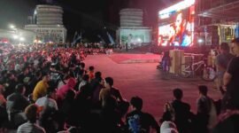 Tampak Ribuan Masyarakat Kutai Barat Tumpah Ruah Memadati Alun-Alun ITHO Saat Menyaksikan Tim Kebanggaan yang Berlaga di Final Pildun 2026.