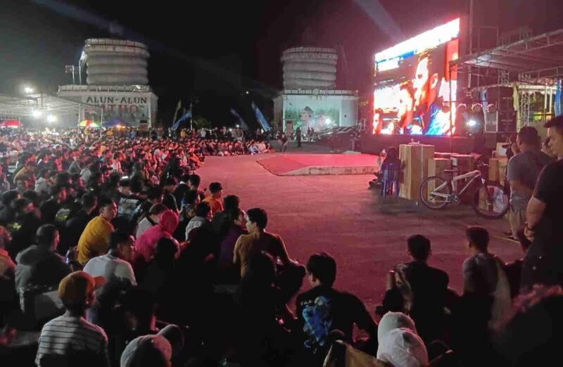 Tampak Ribuan Masyarakat Kutai Barat Tumpah Ruah Memadati Alun-Alun ITHO Saat Menyaksikan Tim Kebanggaan yang Berlaga di Final Pildun 2026.