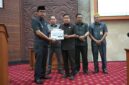 Bupati Kutai Barat, Frederick Edwin Saat Menyerahkan Nota Realisasi APBD Semester 1 Tahun 2026 kepada Ketua DPRD Kutai Barat, Ridwai, S.H.