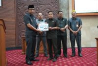 Bupati Kutai Barat, Frederick Edwin Saat Menyerahkan Nota Realisasi APBD Semester 1 Tahun 2026 kepada Ketua DPRD Kutai Barat, Ridwai, S.H.
