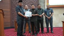 Bupati Kutai Barat, Frederick Edwin Saat Menyerahkan Nota Realisasi APBD Semester 1 Tahun 2026 kepada Ketua DPRD Kutai Barat, Ridwai, S.H.