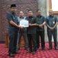 Bupati Kutai Barat, Frederick Edwin Saat Menyerahkan Nota Realisasi APBD Semester 1 Tahun 2026 kepada Ketua DPRD Kutai Barat, Ridwai, S.H.