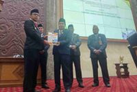 Bupati Kutai Barat, Frederick Edwin Saat Menyerahkan Nota Pengantar Pembangunan Tahun Jamak hingga 2029 kepada Ketua DPRD Kutai Barat, Ridwai.