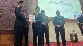 Bupati Kutai Barat, Frederick Edwin Saat Menyerahkan Nota Pengantar Pembangunan Tahun Jamak hingga 2029 kepada Ketua DPRD Kutai Barat, Ridwai.