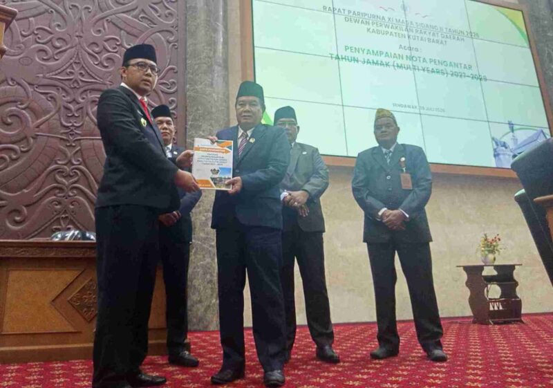 Bupati Kutai Barat, Frederick Edwin Saat Menyerahkan Nota Pengantar Pembangunan Tahun Jamak hingga 2029 kepada Ketua DPRD Kutai Barat, Ridwai.