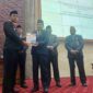 Bupati Kutai Barat, Frederick Edwin Saat Menyerahkan Nota Pengantar Pembangunan Tahun Jamak hingga 2029 kepada Ketua DPRD Kutai Barat, Ridwai.
