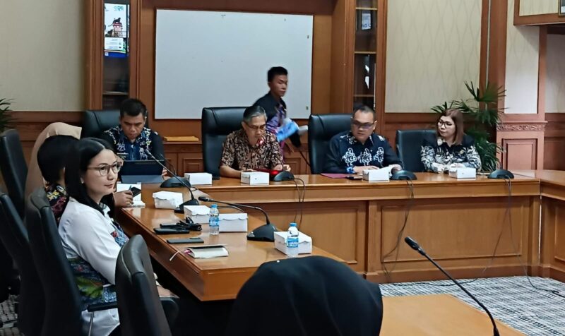 Sekretaris Daerah Kabupaten Kutai Barat, Erik Victory Saat Membuka Audiensi Penyusunan Dokumen Strategi Sanitasi Kabupaten (SSK) 2026-2030.
