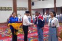 Kepala Badan Kesbangpol Kutai Barat, Suwito Saat Memberi Selamat Kepada 45 Paskibraka Kutai Barat 2026.
