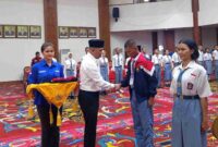 Kepala Badan Kesbangpol Kutai Barat, Suwito Saat Memberi Selamat Kepada 45 Paskibraka Kutai Barat 2026.