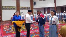 Kepala Badan Kesbangpol Kutai Barat, Suwito Saat Memberi Selamat Kepada 45 Paskibraka Kutai Barat 2026.