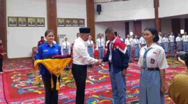 Kepala Badan Kesbangpol Kutai Barat, Suwito Saat Memberi Selamat Kepada 45 Paskibraka Kutai Barat 2026.