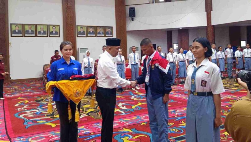 Kepala Badan Kesbangpol Kutai Barat, Suwito Saat Memberi Selamat Kepada 45 Paskibraka Kutai Barat 2026.