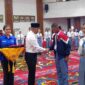 Kepala Badan Kesbangpol Kutai Barat, Suwito Saat Memberi Selamat Kepada 45 Paskibraka Kutai Barat 2026.