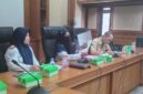 Asisten II Setkab Kutai Barat, Ali Sadikin Bersama Plt.Kepala Dinas Perhubungan Kutai Barat, Rita Nursandy Saat Rapat Upaya Penertiban Angkutan Kendaraan.