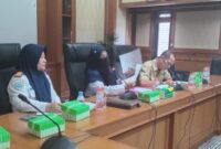 Asisten II Setkab Kutai Barat, Ali Sadikin Bersama Plt.Kepala Dinas Perhubungan Kutai Barat, Rita Nursandy Saat Rapat Upaya Penertiban Angkutan Kendaraan.