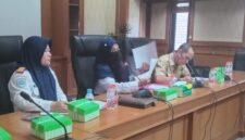 Asisten II Setkab Kutai Barat, Ali Sadikin Bersama Plt.Kepala Dinas Perhubungan Kutai Barat, Rita Nursandy Saat Rapat Upaya Penertiban Angkutan Kendaraan.