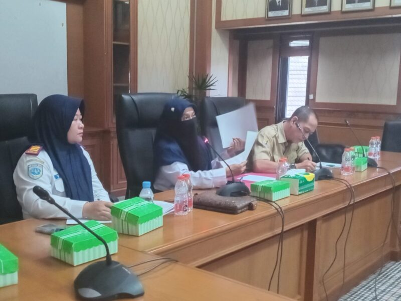 Asisten II Setkab Kutai Barat, Ali Sadikin Bersama Plt.Kepala Dinas Perhubungan Kutai Barat, Rita Nursandy Saat Rapat Upaya Penertiban Angkutan Kendaraan.