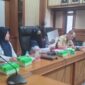 Asisten II Setkab Kutai Barat, Ali Sadikin Bersama Plt.Kepala Dinas Perhubungan Kutai Barat, Rita Nursandy Saat Rapat Upaya Penertiban Angkutan Kendaraan.