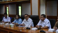 Sekretaris Daerah Kabupaten Kutai Barat, Erik Victory Saat Memimpin Rapat Koordinasi Kesiapan Pelaksanaan TTG XII Kaltim 2026.