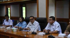 Sekretaris Daerah Kabupaten Kutai Barat, Erik Victory Saat Memimpin Rapat Koordinasi Kesiapan Pelaksanaan TTG XII Kaltim 2026.