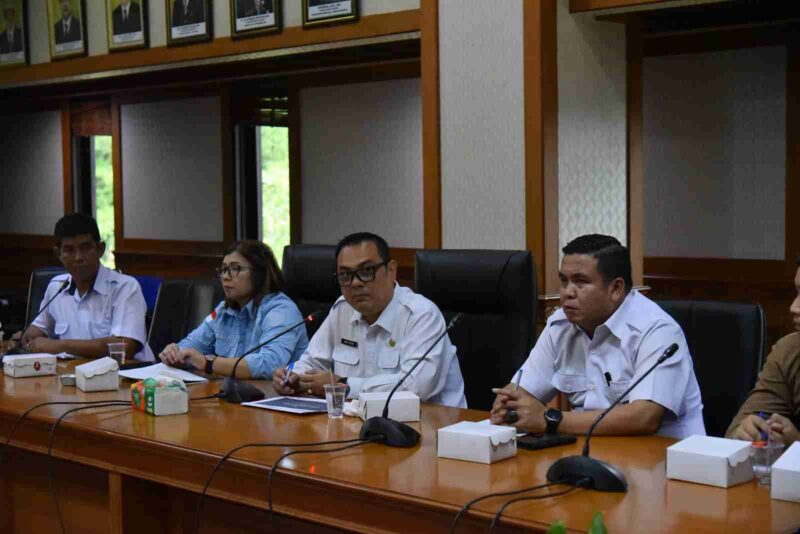 Sekretaris Daerah Kabupaten Kutai Barat, Erik Victory Saat Memimpin Rapat Koordinasi Kesiapan Pelaksanaan TTG XII Kaltim 2026.