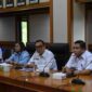 Sekretaris Daerah Kabupaten Kutai Barat, Erik Victory Saat Memimpin Rapat Koordinasi Kesiapan Pelaksanaan TTG XII Kaltim 2026.