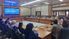 Sekretaris Daerah Kabupaten Kutai Barat, Erik Victory Saat Menerima Para Guru Muda dan Guru Pengubah.