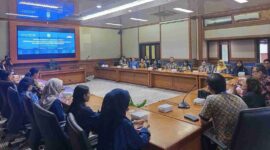 Sekretaris Daerah Kabupaten Kutai Barat, Erik Victory Saat Menerima Para Guru Muda dan Guru Pengubah.