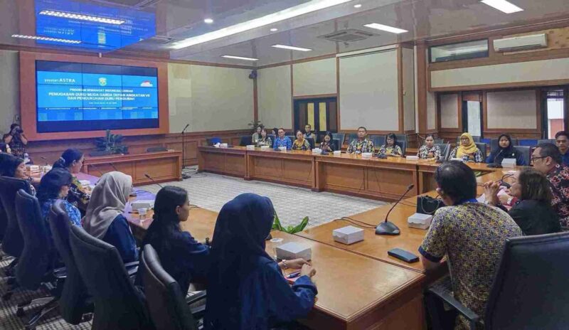 Sekretaris Daerah Kabupaten Kutai Barat, Erik Victory Saat Menerima Para Guru Muda dan Guru Pengubah.