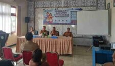 Kepala Dinas Kependudukan dan Catatan Sipil Kabupaten Kutai Barat, Petrus, S.Hut Saat Menghadiri Sosialisasi Dokumen Kependudukan di Kecamatan Damai.