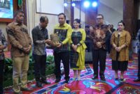 Bupati Kutai Barat Frederick Edwin didampingi Istri Bersama Sekretaris Daerah Kutai Barat Erik Viktory Saat Menghadiri Gala Dinner TTG XII Kaltim yang diselenggarakan di Kabupaten Kutai Barat.