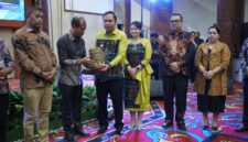 Bupati Kutai Barat Frederick Edwin didampingi Istri Bersama Sekretaris Daerah Kutai Barat Erik Viktory Saat Menghadiri Gala Dinner TTG XII Kaltim yang diselenggarakan di Kabupaten Kutai Barat.