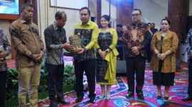 Bupati Kutai Barat Frederick Edwin didampingi Istri Bersama Sekretaris Daerah Kutai Barat Erik Viktory Saat Menghadiri Gala Dinner TTG XII Kaltim yang diselenggarakan di Kabupaten Kutai Barat.