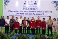 Wakil Bupati Kutai Barat, H.Nanang Adriani didampingi Kepala Dinas Pendidikan Kutai Barat, Kamius Junaidi Saat Membuka Pelatihan Peningkatan Kapasitas Guru Sekolah Dasar.
