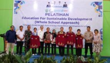 Wakil Bupati Kutai Barat, H.Nanang Adriani didampingi Kepala Dinas Pendidikan Kutai Barat, Kamius Junaidi Saat Membuka Pelatihan Peningkatan Kapasitas Guru Sekolah Dasar.