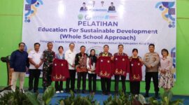 Wakil Bupati Kutai Barat, H.Nanang Adriani didampingi Kepala Dinas Pendidikan Kutai Barat, Kamius Junaidi Saat Membuka Pelatihan Peningkatan Kapasitas Guru Sekolah Dasar.